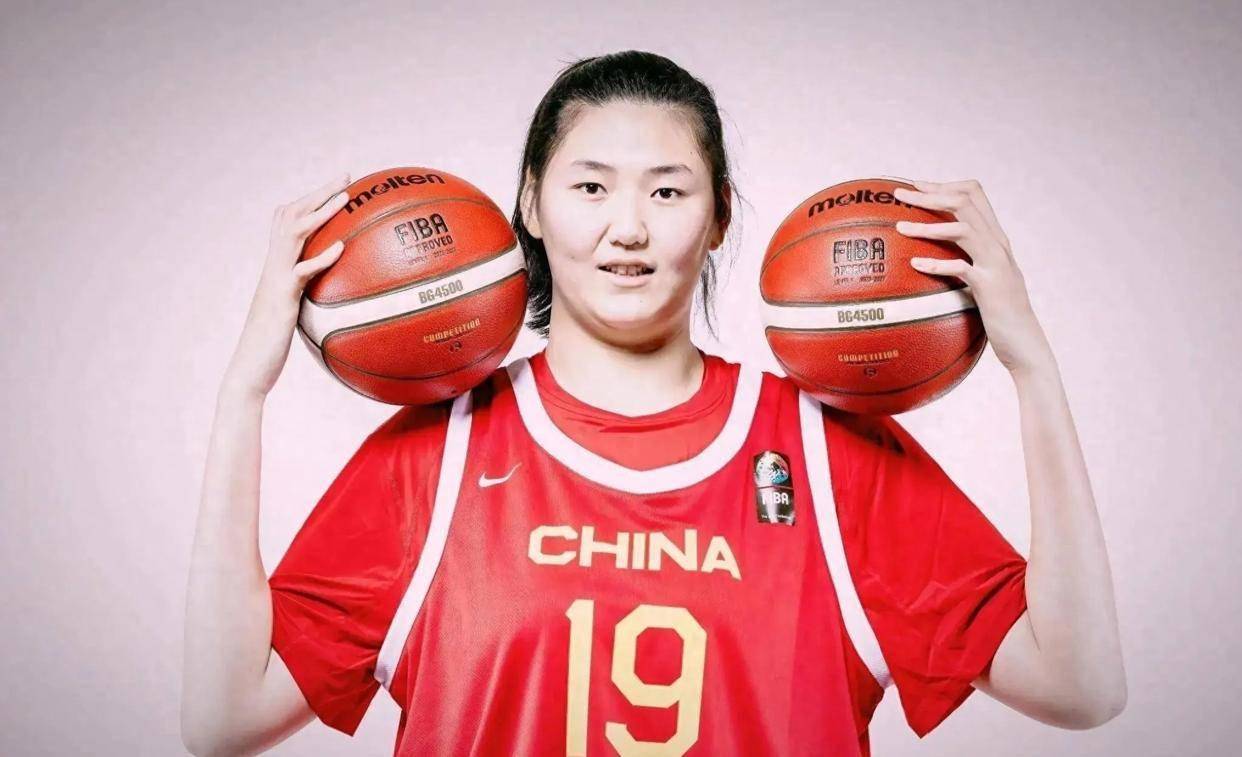 FIBA发布中国女篮写真张子宇韩旭搞怪