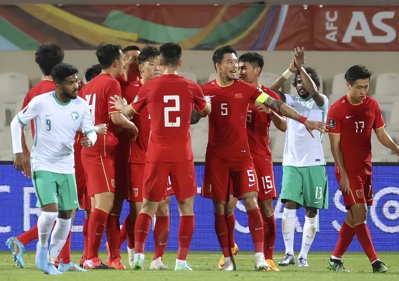 mk体育-这配合太精彩！国足1-0中国香港，黄政宇破门，东亚杯首球到来了