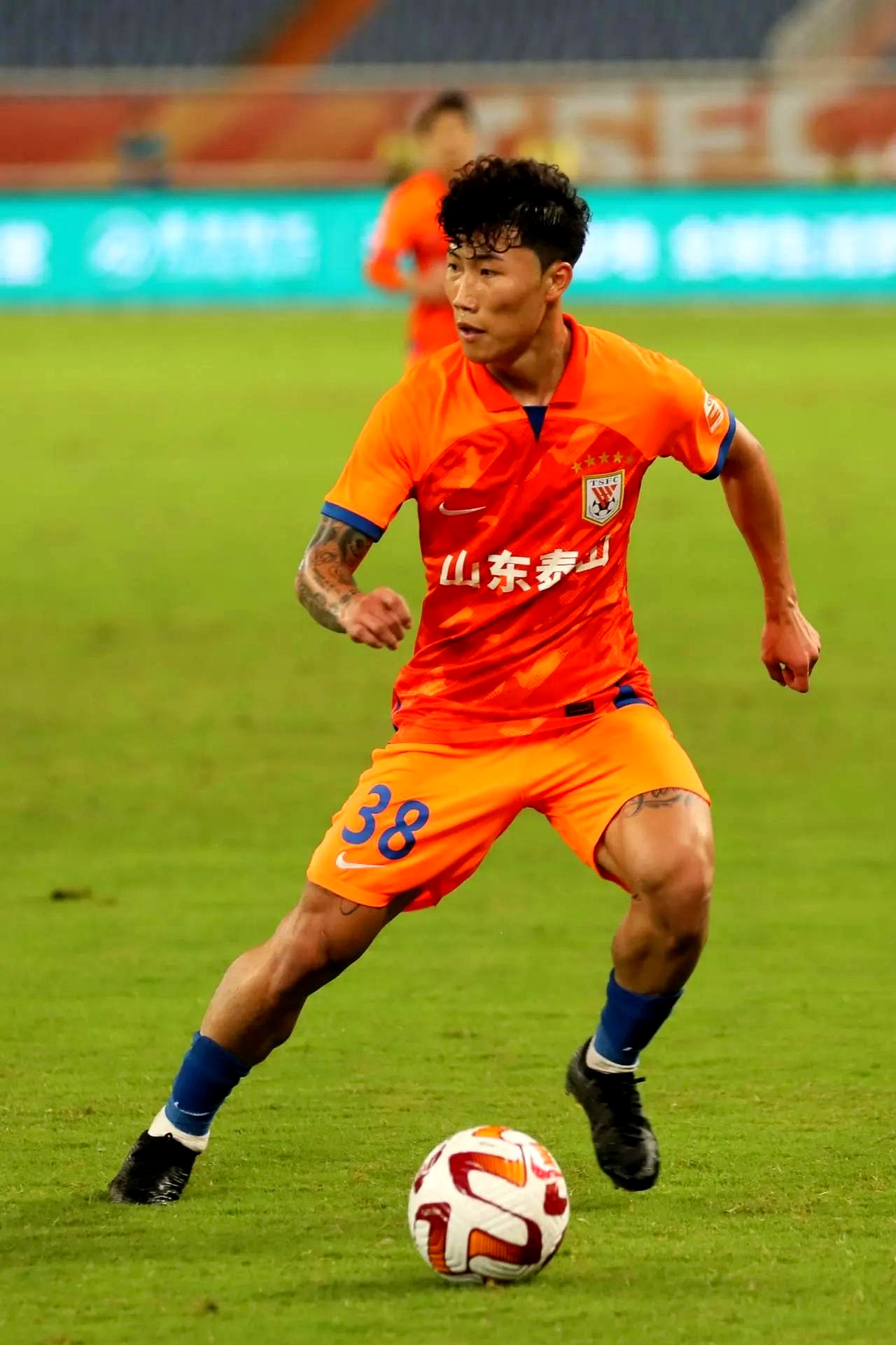 mk体育-关于山东泰山两连败逼出人员调整，2旧将投亚泰，21岁后卫冲中甲的信息